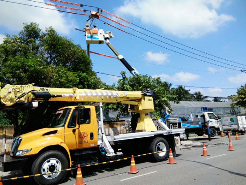 Điện lực TP. Bến Tre cấp điện ổn định và liên tục Đội thi công sửa chữa điện nóng Công ty Điện lực Bến Tre thực hiện bảo trì, sửa chữa điện không cắt điện tuyến đường Hùng Vương phục vụ công tác cấp điện Lễ Hội Dừa năm 2019.