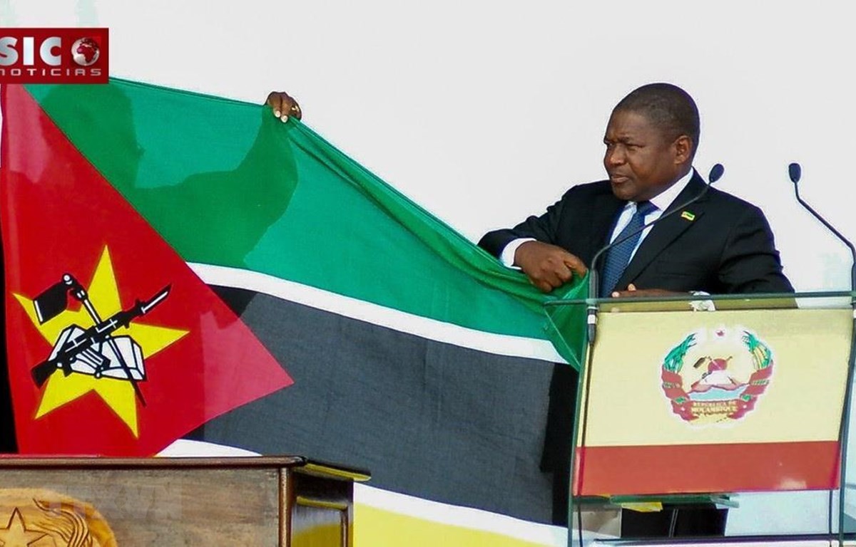Thủ tướng và 17 bộ trưởng mới của Mozambique tuyên thệ nhậm chức Tổng thống Mozambique Filipe Nyusi thực hiện nghi lễ nhậm chức ngày 15-1-2020 vừa qua. Ảnh: TTXVN phát