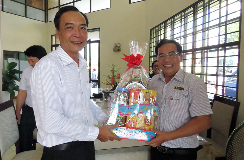 VNPT và Viettel Bến Tre mừng xuân Báo Đồng Khởi Ông Cao Xuân Đoàn trao tặng quà Tết cho Báo Đồng Khởi.