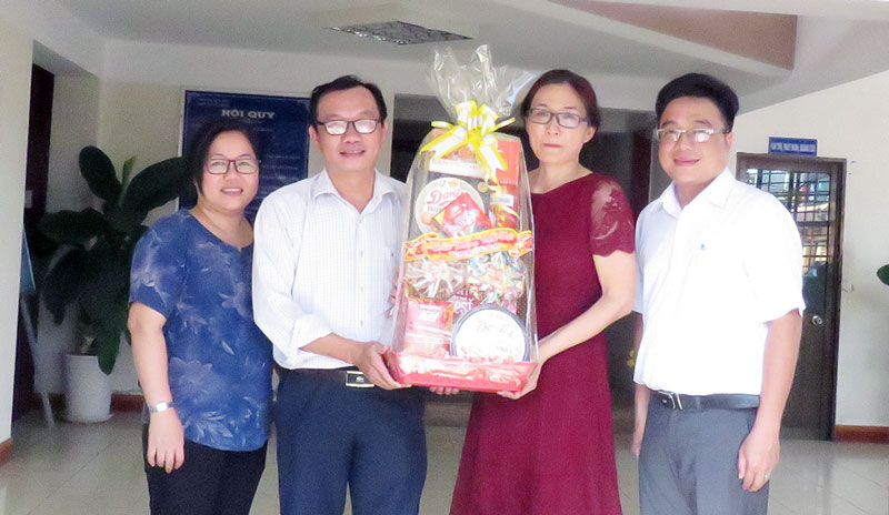 VNPT và Viettel Bến Tre mừng xuân Báo Đồng Khởi Bà Nguyễn Thị Cầm trao tặng quà Tết cho Báo Đồng Khởi.