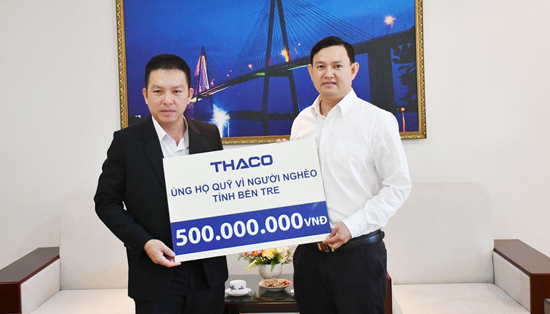 Đại diện Công ty cổ phần Đại Quang Minh trao bảng tượng trưng 500 triệu đồng cho UBMTTQVN tỉnh.