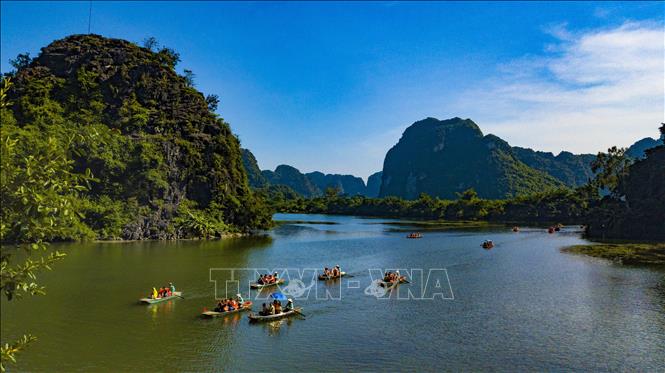 Thủ tướng phê duyệt Chiến lược phát triển du lịch Việt Nam đến năm 2030 Du khách ngắm nhìn phong cảnh Tràng An, khám phá những hang động kỳ bí. Ảnh: Minh Đức/TTXVN