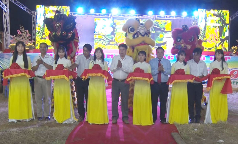 Ba Tri khai mạc Hội xuân Canh Tý 2020 Đại biểu thực hiện nghi thức cắt băng khai mạc Hội xuân.