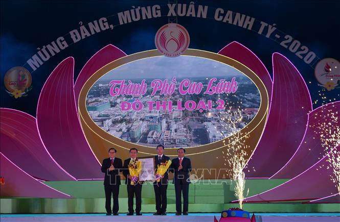 Thành phố Cao Lãnh đón nhận quyết định đô thị loại II Lãnh đạo UBND thành phố Cao Lãnh, tỉnh Đồng Tháp đón nhận Quyết định đô thị loại II, trực thuộc tỉnh Đồng Tháp. Ảnh: Phan Thị Ngọc Chương Đài/TTXVN