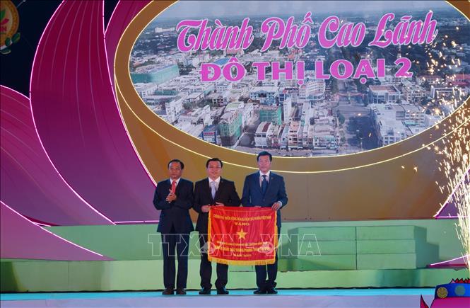 Thành phố Cao Lãnh đón nhận quyết định đô thị loại II Lãnh đạo UBND tỉnh Đồng Tháp nhận cờ Thi đua của Chính phủ vì đã hoàn thành xuất sắc toàn diện nhiệm vụ, dẫn đầu trong thi đua của tỉnh Đồng Tháp năm 2019. Ảnh: Chương Đài/TTXVN