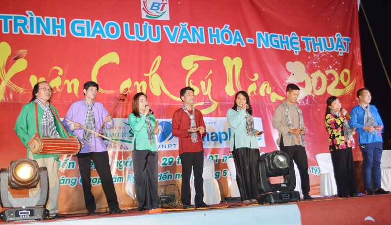 Giao lưu âm nhạc truyền thống và dân ca Trình diễn Hát Sắc bùa Phú Lễ tại đêm giao lưu.