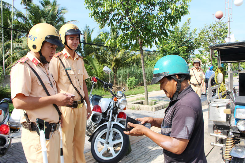 Cảnh sát giao thông tăng cường tuần tra, kiểm soát giao thông trong những ngày Tết.