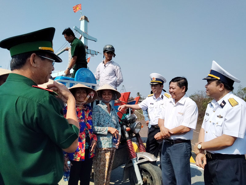 Lãnh đạo vui mừng vì người dân vui mừng khi có nước ngọt.