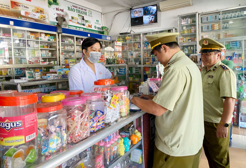 Lực lượng Quản lý thị trường kiểm tra tại một quầy thuốc trên địa bàn tỉnh.