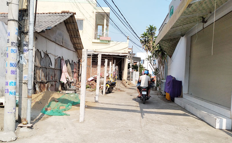 Người dân mong có đường đi thông thoáng Hiện trường đường đi công cộng bị cắm trụ bê-tông. Ảnh: PV