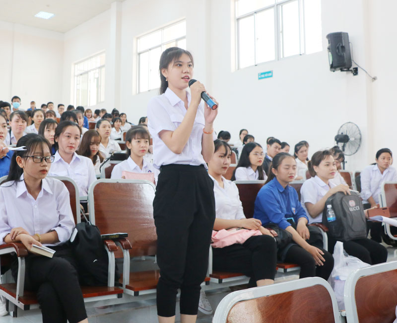 Sinh viên Trường Cao đẳng Bến Tre quan tâm cơ hội lao động ngoài nước.