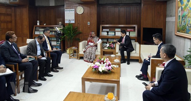 Đại sứ Việt Nam tại Bangladesh Phạm Việt Chiến chào xã giao Thủ tướng Sheikh Hasina. (Ảnh: Huy Lê/Vietnam+)