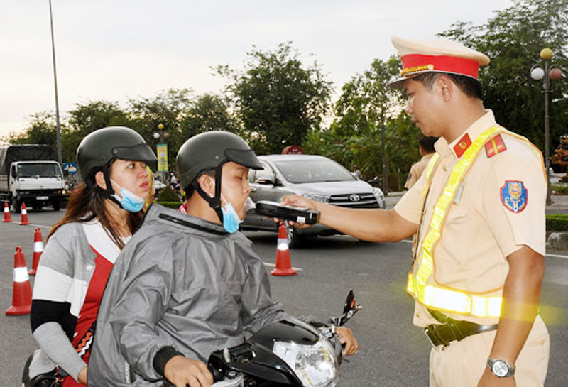 Lực lượng CSGT kiểm tra nồng độ cồn người tham gia giao thông.