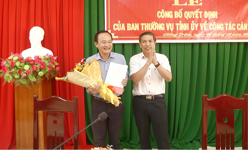 Ông Cao Văn Trọng, Phó Bí thư Tỉnh ủy - Chủ tịch Ủy ban nhân dân tỉnh trao Quyết định luân chuyển cán bộ cho ông Lê Văn Nhân