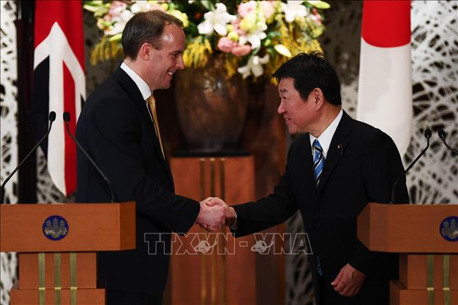  Ngoại trưởng Anh Dominic Raab (trái) trong cuộc hop báo chung với người đồng cấp Nhật Bản Toshimitsu Motegi tại Tokyo ngày 8-2-2020. Ảnh: AFP/TTXVN