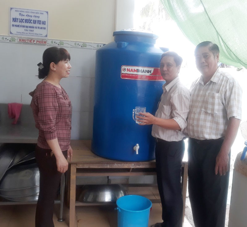 Bàn giao máy lọc nước ngọt tại Trường Mầm non thị trấn Giồng Trôm.