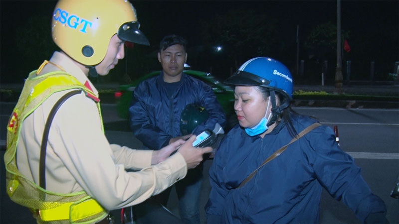 Cảnh sát giao thông kiểm tra nồng độ cồn trên quốc lộ 60. Ảnh: Minh Tân