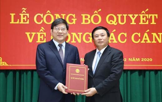 Ban Bí thư bổ nhiệm nhân sự 2 cơ quan Trung ương Đồng chí Nguyễn Xuân Thắng trao quyết định cho đồng chí Nguyễn Duy Bắc
