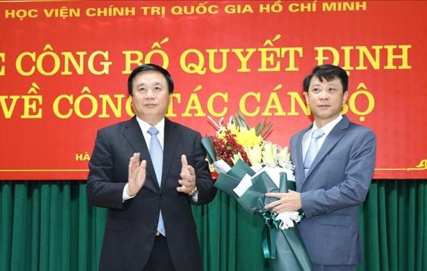 Ban Bí thư bổ nhiệm nhân sự 2 cơ quan Trung ương Đồng chí Nguyễn Xuân Thắng chúc mừng đồng chí Nguyễn Ngọc Hà.