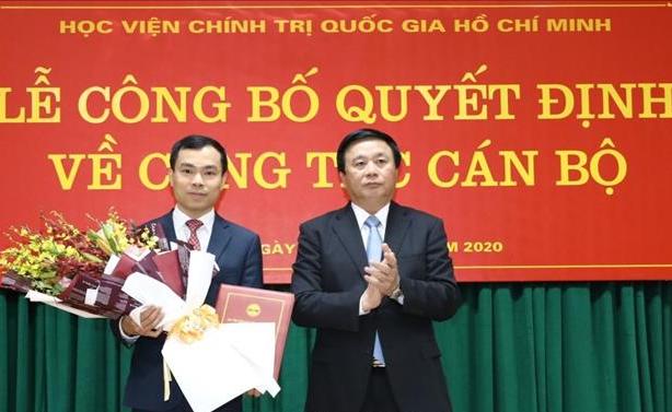 Ban Bí thư bổ nhiệm nhân sự 2 cơ quan Trung ương Đồng chí Nguyễn Xuân Thắng trao quyết định cho đồng chí Nguyễn Mạnh Hùng.