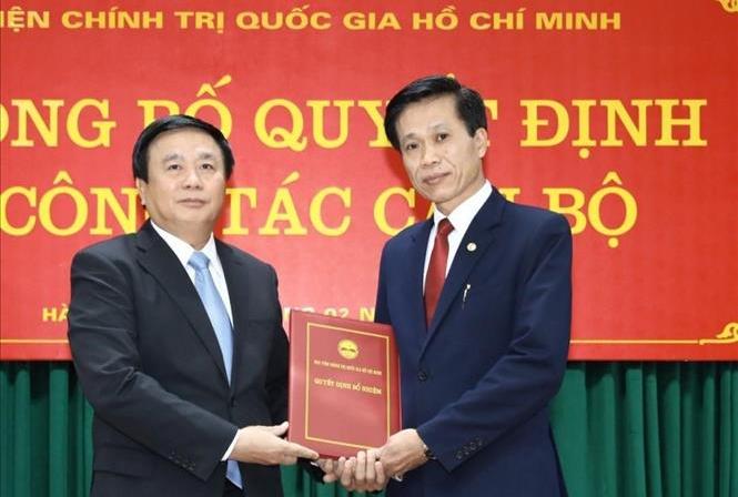 Ban Bí thư bổ nhiệm nhân sự 2 cơ quan Trung ương Đồng chí Nguyễn Xuân Thắng trao quyết định cho đồng chí Hoàng Phúc Lâm.