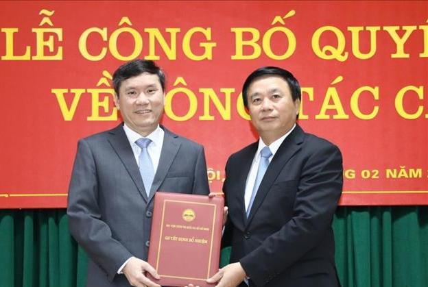 Ban Bí thư bổ nhiệm nhân sự 2 cơ quan Trung ương Đồng chí Nguyễn Xuân Thắng trao quyết định cho đồng chí Lê Văn Lợi.