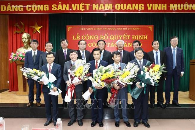 Ban Bí thư bổ nhiệm nhân sự 2 cơ quan Trung ương Lãnh đạo Học viện và các cơ quan Trung ương chúc mừng các đồng chí được điều động, bổ nhiệm. Ảnh TTXVN