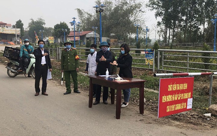 Chống dịch Covid-19: Vĩnh Phúc cách ly triệt để, kiểm soát y tế toàn bộ xã Sơn Lôi Hình ảnh chốt kiểm soát dịch bệnh trên địa bàn xã Sơn Lôi thời gian vừa qua. Ảnh: NT