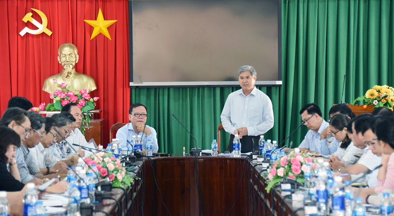 Phó chủ tịch UBND tỉnh làm việc với Trường Cao đẳng Bến Tre Phó chủ tịch Thường trực UBND tỉnh Nguyễn Văn Đức phát biểu chỉ đạo tại cuộc họp.