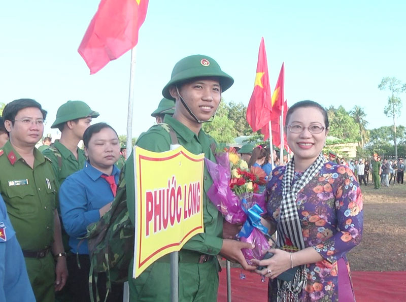 Bà Nguyễn Trúc Hạnh, Bí thư Huyện ủy Giồng Trôm tặng hoa cho tân binh. Ảnh: Kim Phụng