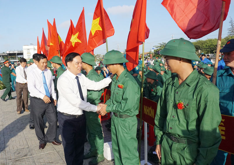 Phó bí thư Thường trực Tỉnh ủy Trần Ngọc Tam thăm hỏi, động viên tân binh huyện Ba Tri lên đường nhập ngũ. Ảnh Q. Hùng