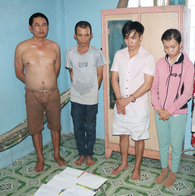 Đối tượng Trần Hữu Hạnh (thứ 2 từ phải qua).