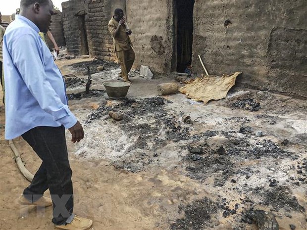 Hiện trường một vụ tấn công tại một ngôi làng ở Sangha, Mali. Ảnh: AFP/TTXVN