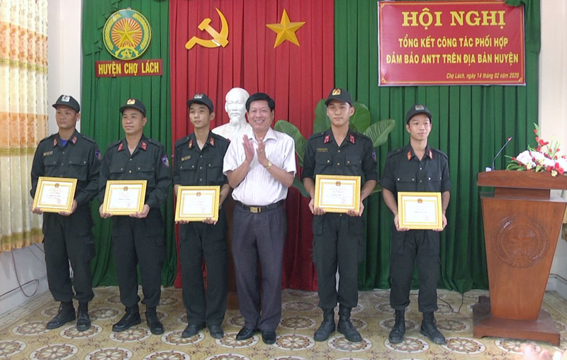 Ông Trần Văn Đém trao giấy khen các cá nhân.