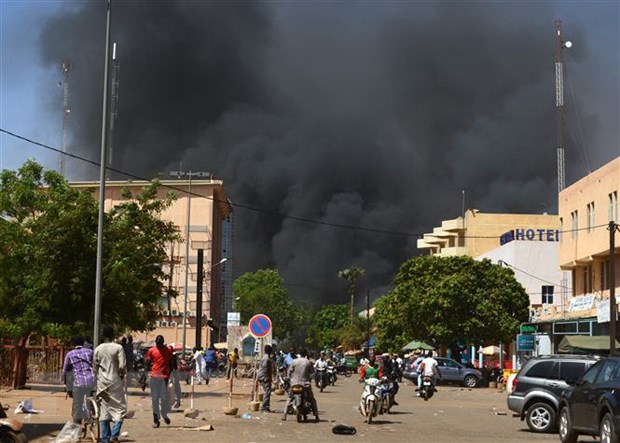 Khói bốc lên sau một vụ tấn công tại Burkina Faso. Nguồn: AFP/TTXVN