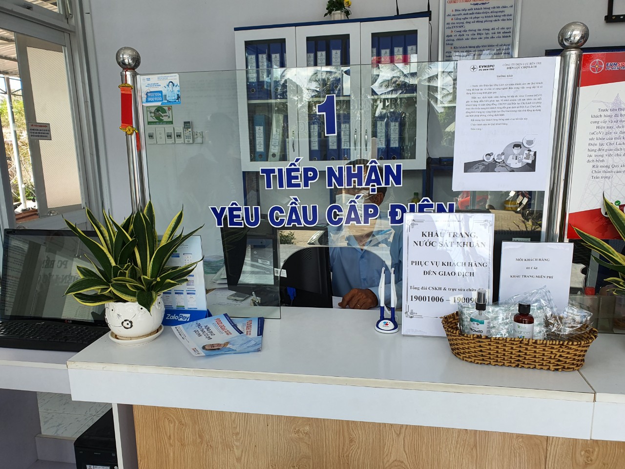Công ty Điện lực Bến Tre với công tác phòng chống dịch viêm đường hô hấp cấp Covid-19 (nCoV) Trang bị khẩu trang, nước rửa tay khô miễn phí tại cổng ra vào và tại Phòng giao dịch cho khách hàng khi đến làm việc.