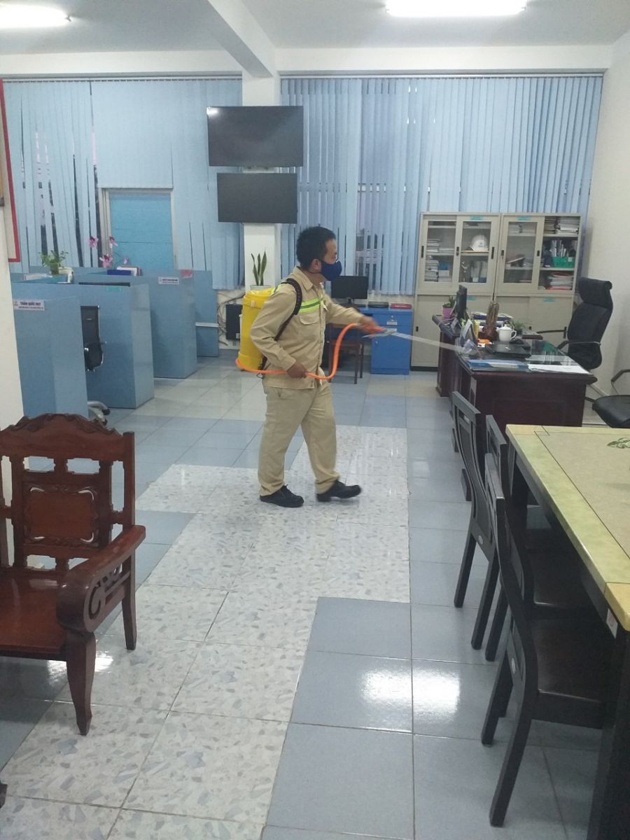 Công ty Điện lực Bến Tre với công tác phòng chống dịch viêm đường hô hấp cấp Covid-19 (nCoV) Phun thuốc sát trùng, diệt khuẩn tại các phòng làm việc.