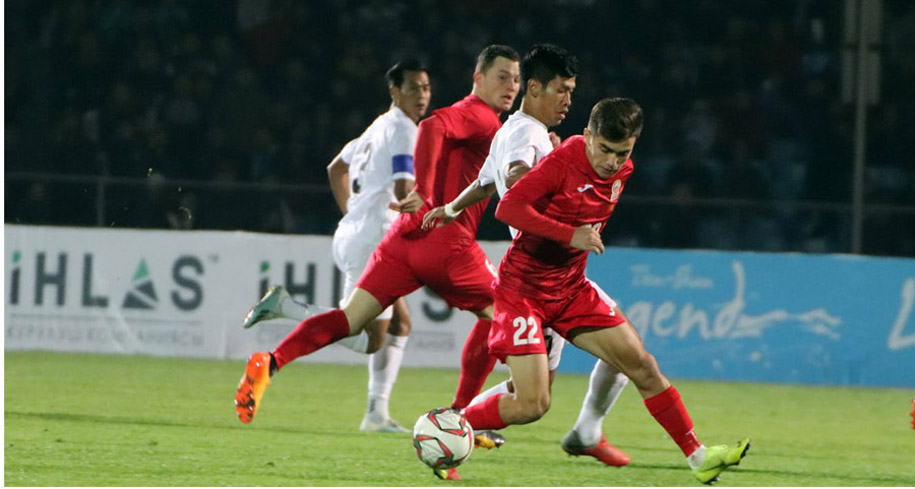 Myanmar (trắng) thua đậm 0-7 trước CH Kyrgyzstan ở trận lượt đi vòng loại thứ 2 World Cup 2022 khu vực châu Á