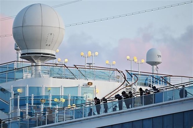 Hành khách trên du thuyền Diamond Princess tại cảng ở Yokohama, Nhật Bản, ngày 18-2-2020. (Nguồn: AFP/TTXVN)