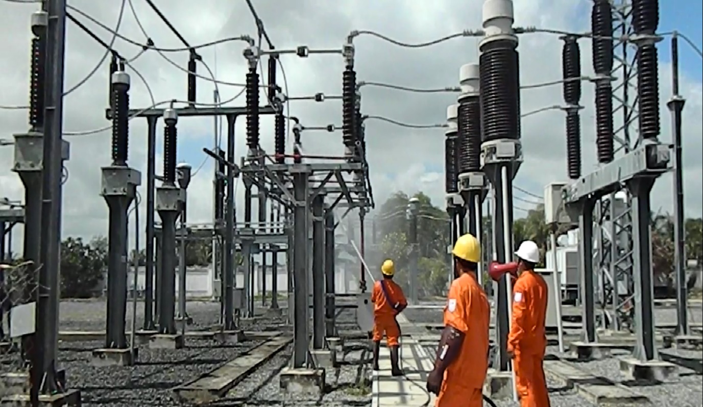 Vệ sinh cách điện hotline bằng nước áp lực cao