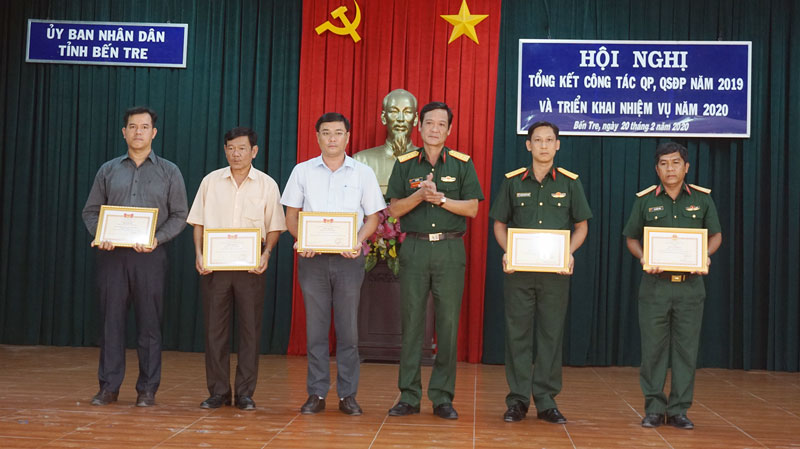 Đại tá Võ Văn Hội - Phó chỉ huy trưởng, Tham mưu trưởng trao giấy khen của Bộ Chỉ huy Quân sự tỉnh cho các tập thể đạt thành tích trong phong trào thi đua quyết thắng năm 2019. 