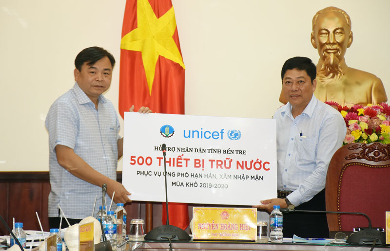 Thứ trưởng Nguyễn Hoàng Hiệp trao tặng 500 thiết bị trữ nước ngọt cho Bến Tre.