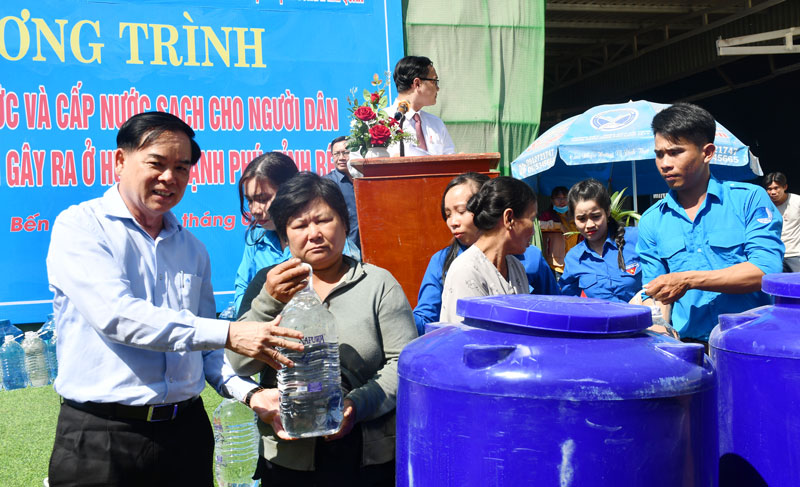 Trao bồn chứa nước ngọt tại Thạnh Phú Phó Bí thư Thường trực Tỉnh ủy Trần Ngọc Tam trao bồn chứa nước cho hộ dân