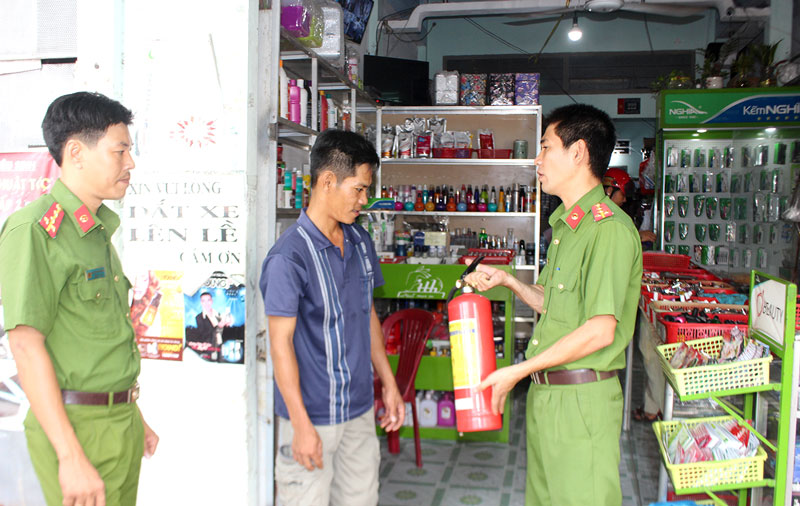 Các giải pháp phòng cháy, chữa cháy mùa khô Cảnh sát PCCC kiểm tra công tác PCCC tại các cơ sở kinh doanh trên địa bàn TP. Bến Tre. Ảnh: H.Đức