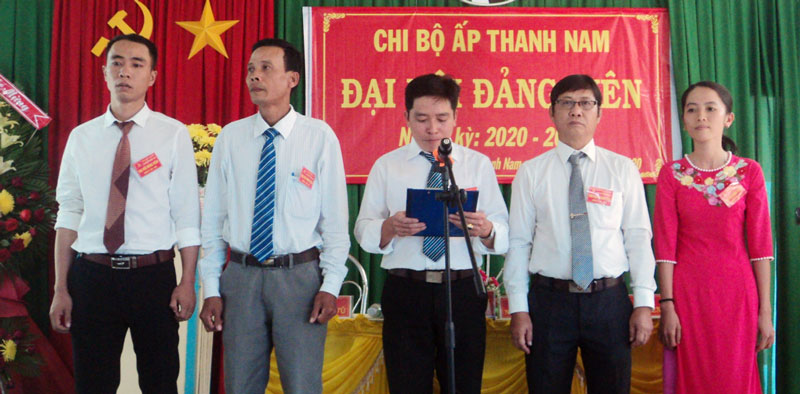 Ra mắt Ban Chi ủy Chi bộ ấp điểm Thanh Nam, xã Tân Thanh Tây.