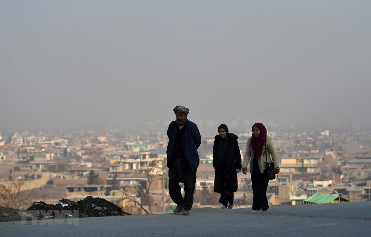 Người dân di chuyển trên đường phố tại Kabul, Afghanistan, khi lệnh ngừng bắn một phần có hiệu lực ngày 22-2-2020. Ảnh: AFP/ TTXVN