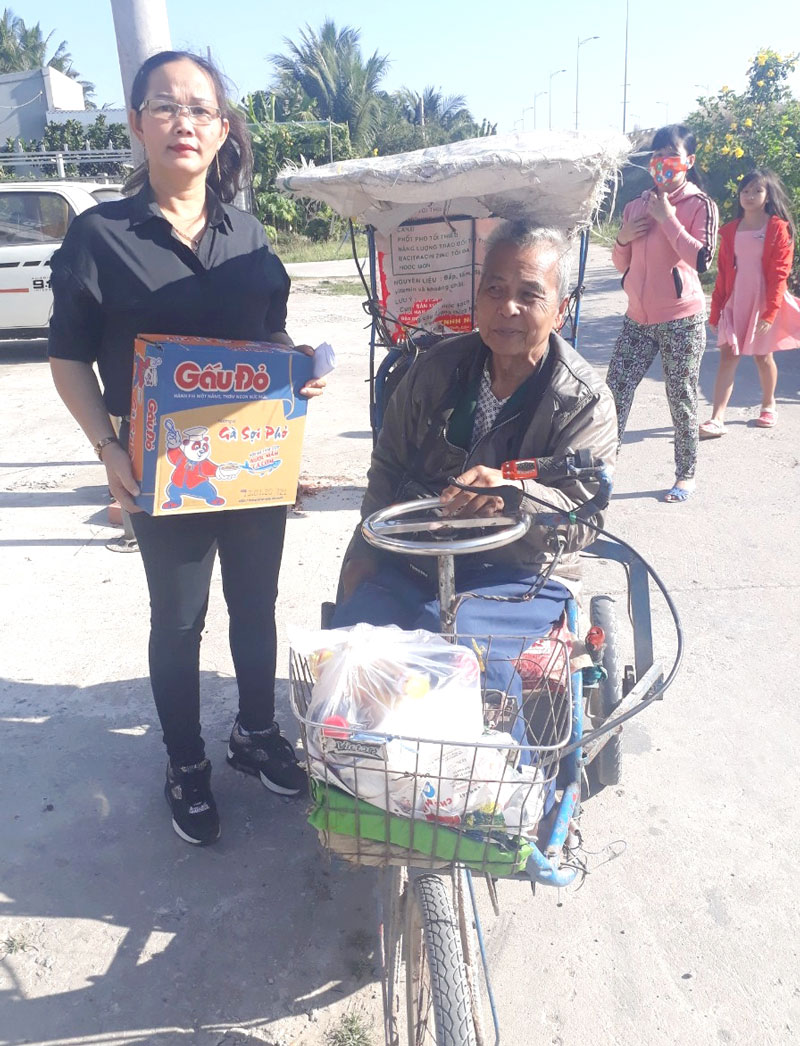 Trao quà hỗ trợ cho người già neo đơn, người tàn tật