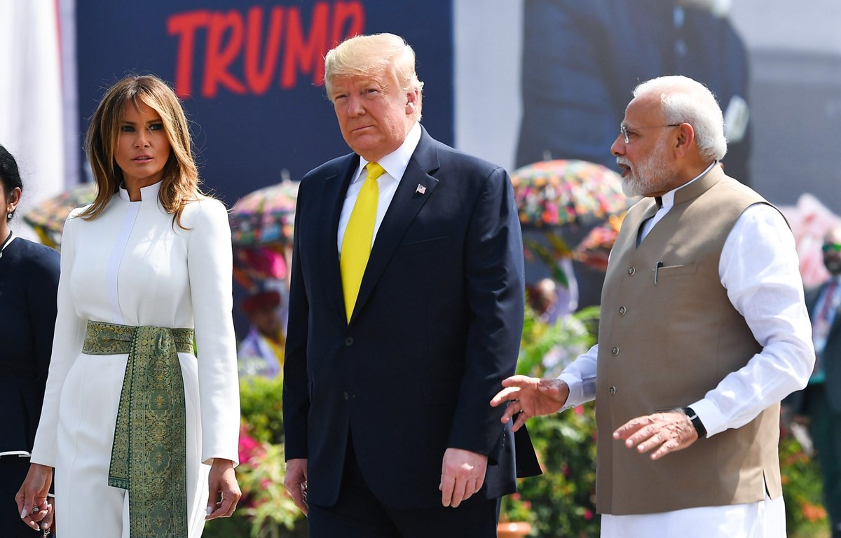 Thủ tướng Ấn Độ Narenda Modi (phải) đón Tổng thống Mỹ Donald Trump (giữa) và Đệ nhất phu nhân Melania Trump tại sân bay quốc tế Sardar Vallabhbhai Patel. Ảnh: AFP/TTXVN