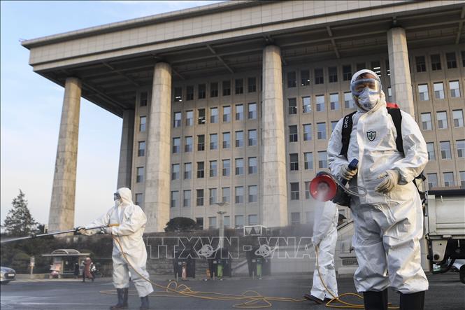 Lực lượng chức năng tiến hành khử trùng tại tòa nhà Quốc hội Hàn Quốc ở Seoul ngày 24-2-2020. Ảnh: Yonhap/TTXVN