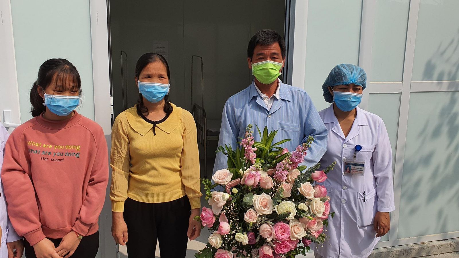 Bệnh nhân cuối cùng trong 16 ca mắc COVID-19 được xuất viện Bệnh nhân thứ 16 được điều trị khỏi COVID-19 đã xuất viện. Ảnh: VGP/Tuấn Dũng